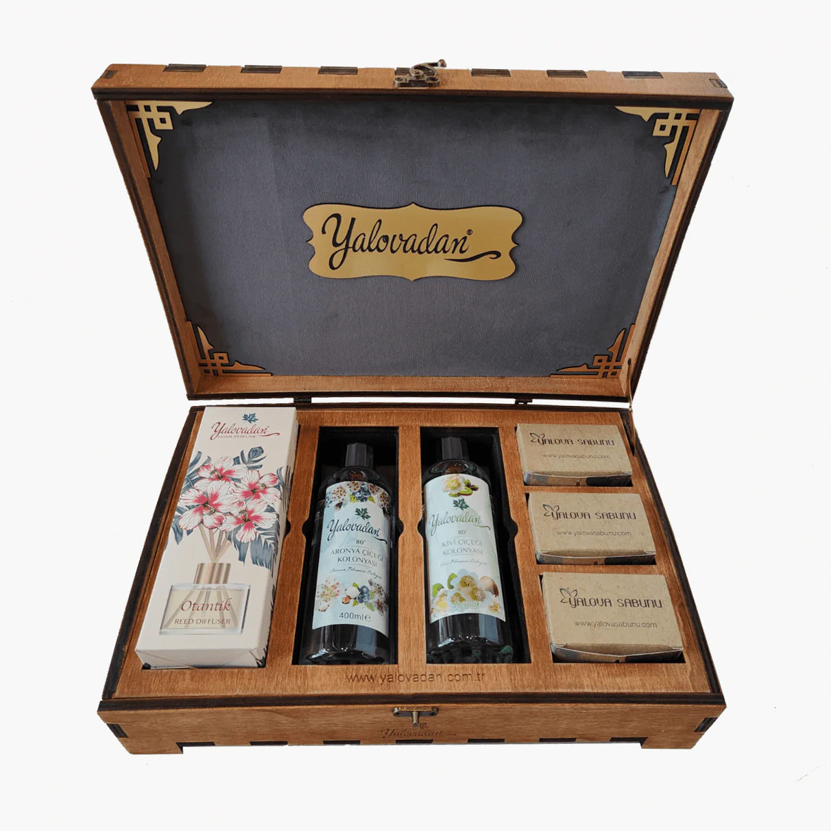 Yalova Hediyesi Özel Ahşap Kutusunda… 1 Adet Bambu Çubuklu Oda Parfümü 2 Adet Yalovadan Kolonya ve 3 Adet Yalova Sabunu